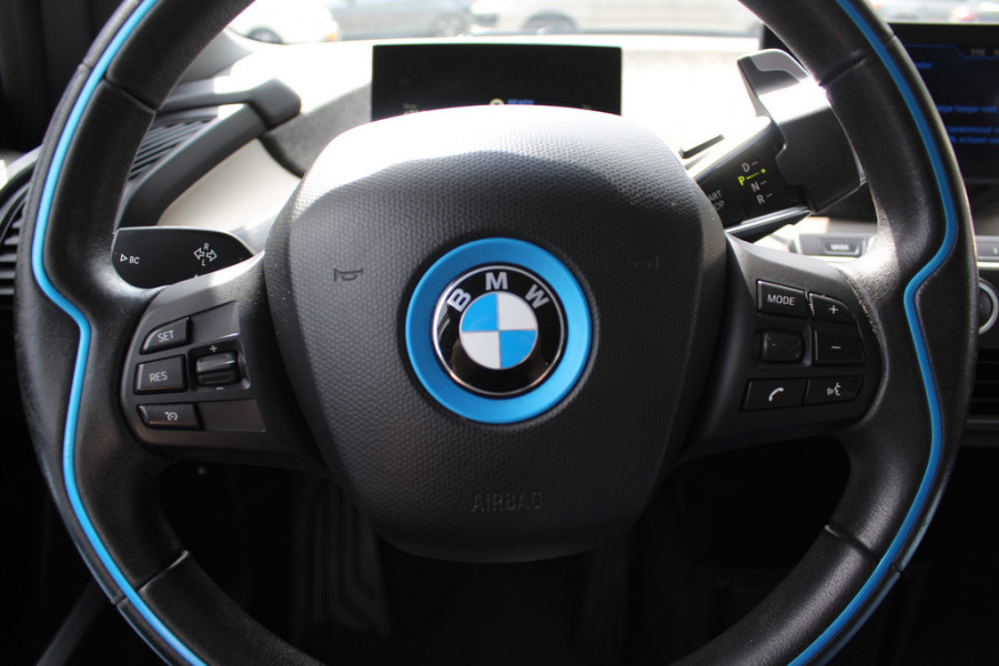 BMW i3 Dark Shadow Edition 120Ah 42 kWh 40.945 km! / SoH 94.2% / Camera / Navigatie / 20'' / Stoelverwarming / DAB / LED / Cruise Control