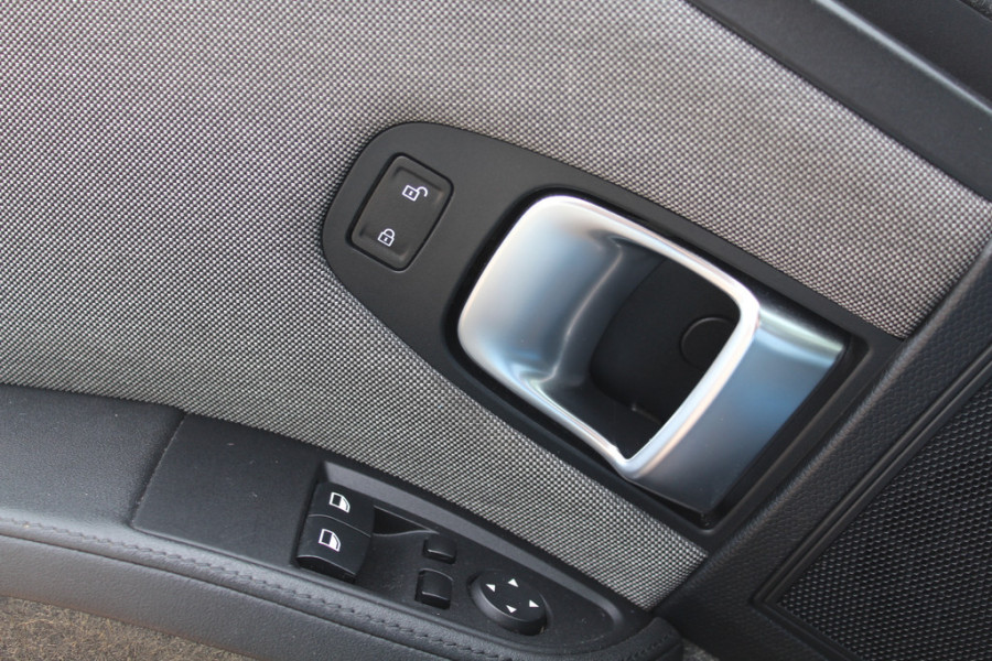 BMW i3 Dark Shadow Edition 120Ah 42 kWh 40.945 km! / SoH 94.2% / Camera / Navigatie / 20'' / Stoelverwarming / DAB / LED / Cruise Control