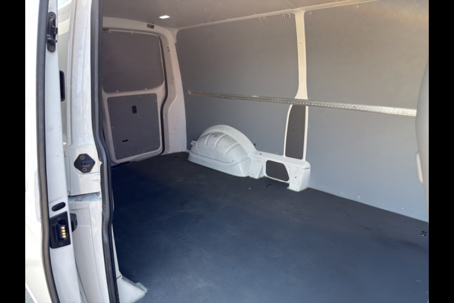 Volkswagen Transporter 2.0 TDI 110PK EURO6 L2H1 28 Cruise control/trekhaak/navi