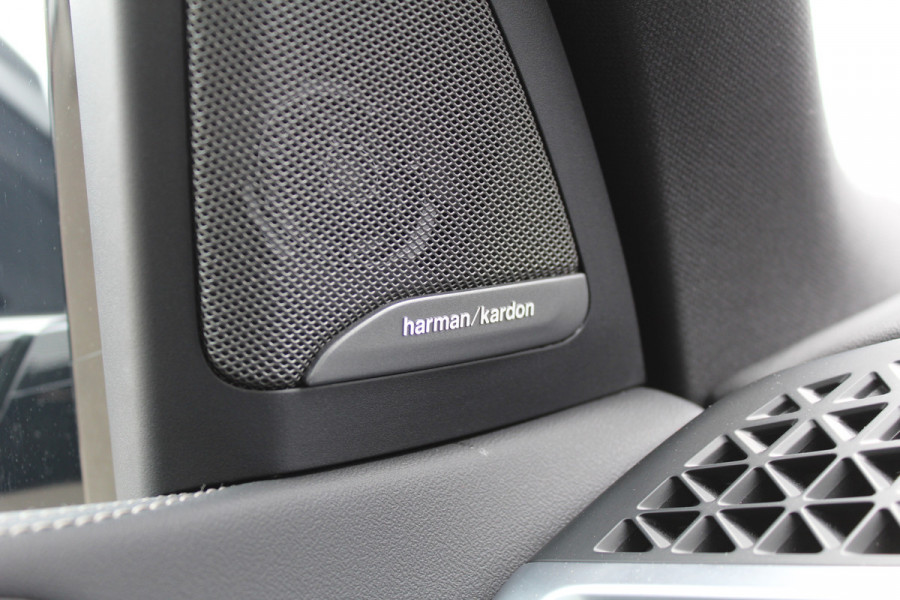 BMW X5 xDrive50e M-Sport | Panoramadak | H&K | Trekhaak | Luchtvering | Iconic Glow | Comfortstoelen |