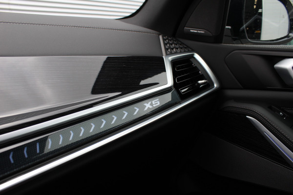 BMW X5 xDrive50e M-Sport | Panoramadak | H&K | Trekhaak | Luchtvering | Iconic Glow | Comfortstoelen |