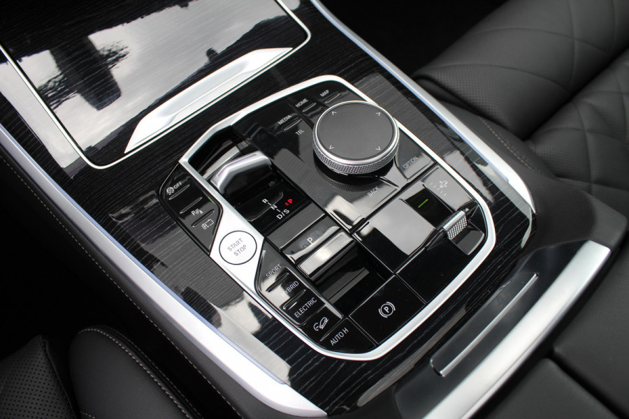 BMW X5 xDrive50e M-Sport | Panoramadak | H&K | Trekhaak | Luchtvering | Iconic Glow | Comfortstoelen |
