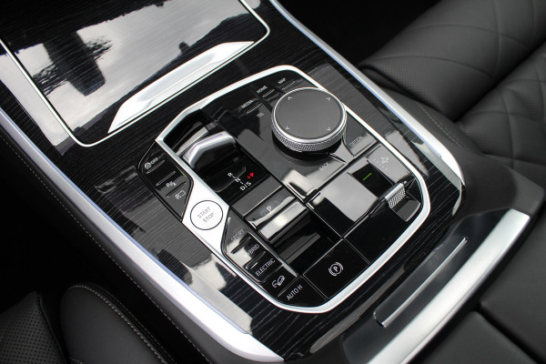 BMW X5 xDrive50e M-Sport | Panoramadak | H&K | Trekhaak | Luchtvering | Iconic Glow | Comfortstoelen |