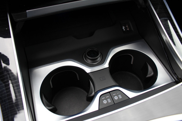 BMW X5 xDrive50e M-Sport | Panoramadak | H&K | Trekhaak | Luchtvering | Iconic Glow | Comfortstoelen |
