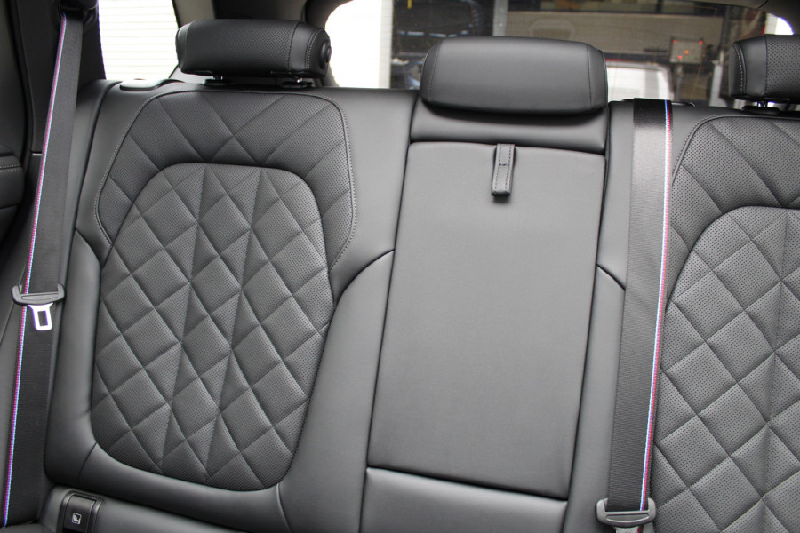 BMW X5 xDrive50e M-Sport | Panoramadak | H&K | Trekhaak | Luchtvering | Iconic Glow | Comfortstoelen |