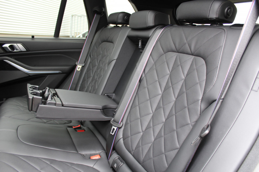 BMW X5 xDrive50e M-Sport | Panoramadak | H&K | Trekhaak | Luchtvering | Iconic Glow | Comfortstoelen |