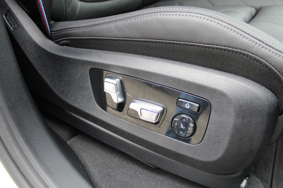 BMW X5 xDrive50e M-Sport | Panoramadak | H&K | Trekhaak | Luchtvering | Iconic Glow | Comfortstoelen |