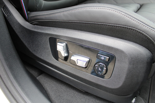 BMW X5 xDrive50e M-Sport | Panoramadak | H&K | Trekhaak | Luchtvering | Iconic Glow | Comfortstoelen |