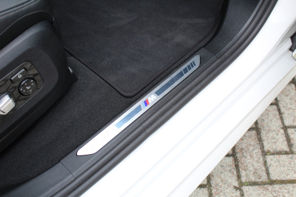BMW X5 xDrive50e M-Sport | Panoramadak | H&K | Trekhaak | Luchtvering | Iconic Glow | Comfortstoelen |