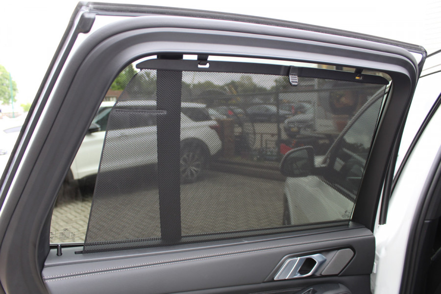 BMW X5 xDrive50e M-Sport | Panoramadak | H&K | Trekhaak | Luchtvering | Iconic Glow | Comfortstoelen |