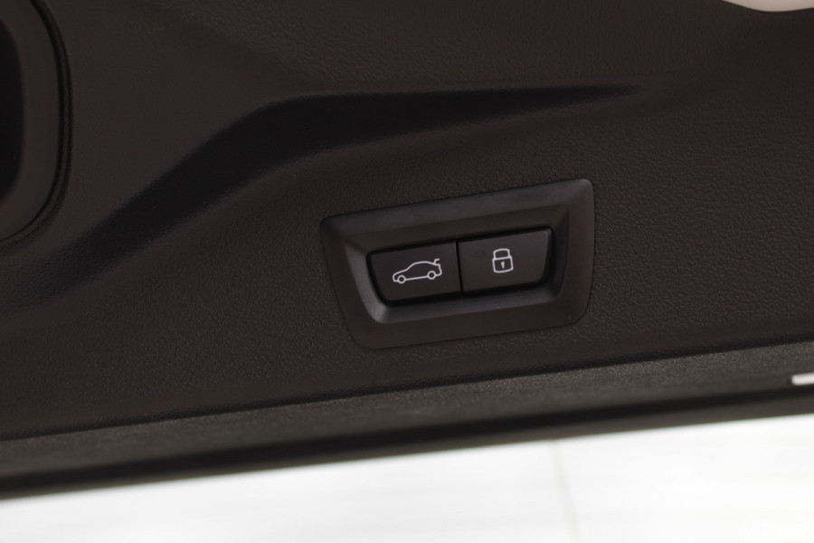 BMW X5 xDrive50e M-Sport | Panoramadak | H&K | Trekhaak | Luchtvering | Iconic Glow | Comfortstoelen |