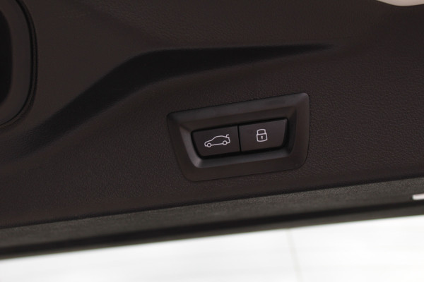 BMW X5 xDrive50e M-Sport | Panoramadak | H&K | Trekhaak | Luchtvering | Iconic Glow | Comfortstoelen |