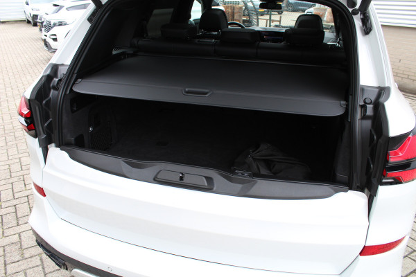 BMW X5 xDrive50e M-Sport | Panoramadak | H&K | Trekhaak | Luchtvering | Iconic Glow | Comfortstoelen |