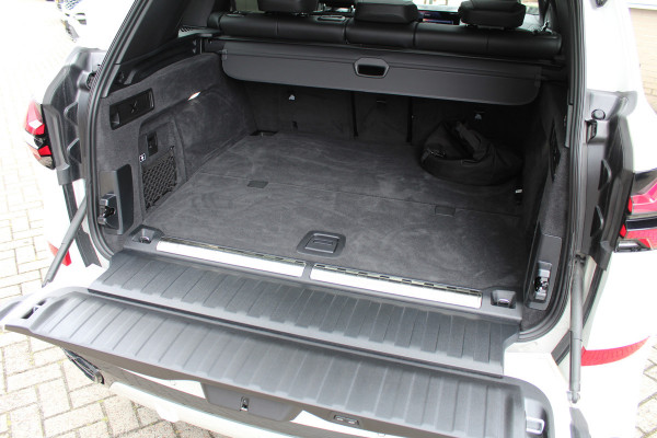 BMW X5 xDrive50e M-Sport | Panoramadak | H&K | Trekhaak | Luchtvering | Iconic Glow | Comfortstoelen |