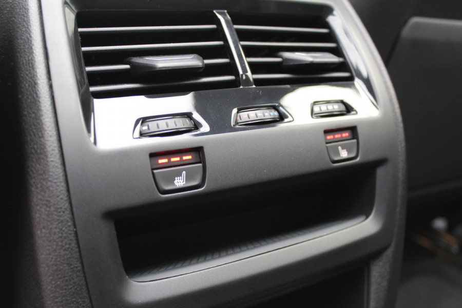 BMW X5 xDrive50e M-Sport | Panoramadak | H&K | Trekhaak | Luchtvering | Iconic Glow | Comfortstoelen |
