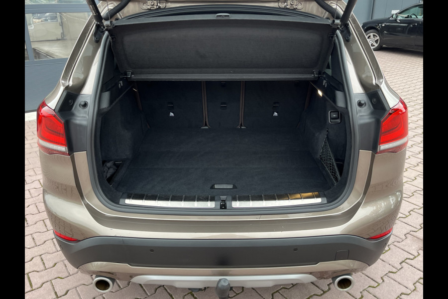 BMW X1 sDrive20i 192PK VDL Nedcar Edition | Pano | Trekhaak | LED | M Sport | Stoelverwarming | Leder | HUD | Elek. achterklep | Camera |