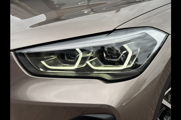 BMW X1 sDrive20i 192PK VDL Nedcar Edition | Pano | Trekhaak | LED | M Sport | Stoelverwarming | Leder | HUD | Elek. achterklep | Camera |