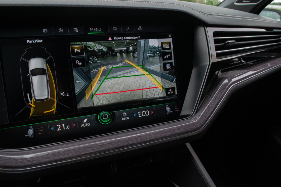 Volkswagen Touareg 3.0 TSI eHybrid 4MOTION / Luchtvering/ Adaptive Cruise Control/ Trekhaak/ Panoramadak/ 280kW (381kW)