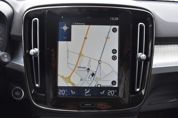 Volvo XC40 T3 165 PK Automaat Momentum Pro Trekhaak | ACC | Camera | Stoel-Stuur verwarming | 18"LMV