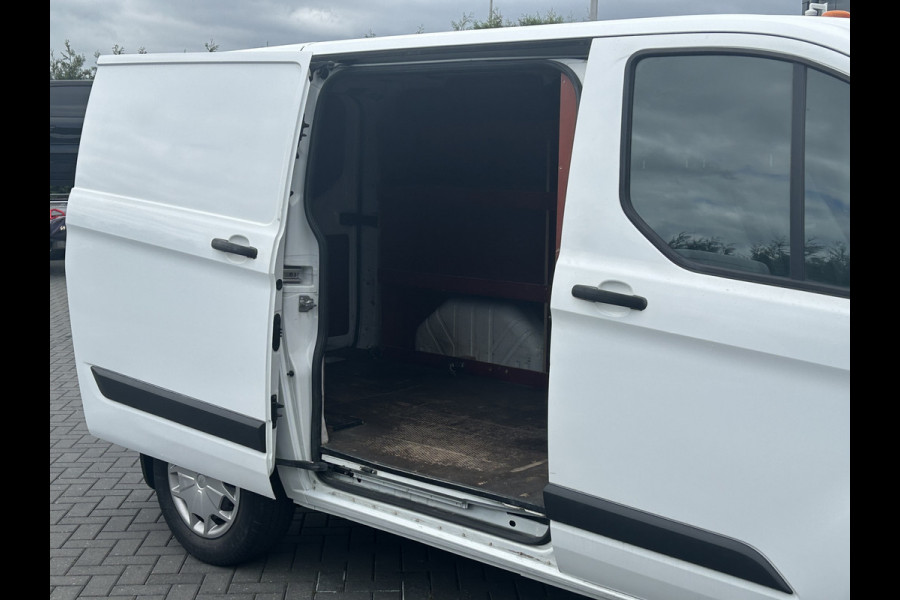 Ford Transit Custom 2.0 TDCI 130 PK / L1H1 / TREND / 2.5 TONS TREKHAAK / AIRCO / CRUISE / NAVI / INRICHTING / 3-ZITS