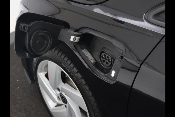 Volkswagen Golf 1.4 eHybrid GTE | Panoramadak | Camera | Carplay | Navigatie | Adaptive cruise | Sportstoelen | Sfeerverlichting | PHEV | Plug In