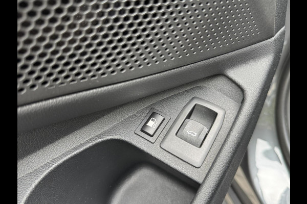 BMW 3 Serie Touring 320e High Executive Automaat | Trekhaak elektrisch | Navigatiesysteem | Laser LED | Draadloze telefoonlader | Apple CarP