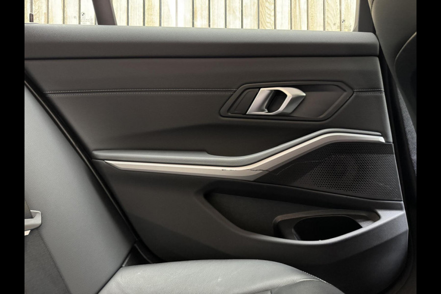 BMW 3 Serie Touring 320e High Executive Automaat | Trekhaak elektrisch | Navigatiesysteem | Laser LED | Draadloze telefoonlader | Apple CarP