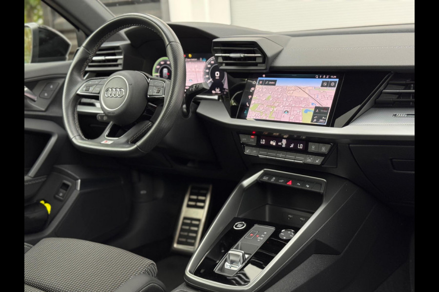 Audi A3 Sportback 45 TFSI e S edition Competition Carbon/Pano/B&O Audi A3 Sportback 45 TFSI e S edition Competition Carbon/Pano/B&O