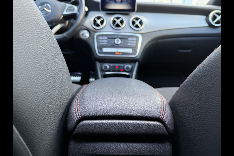 Mercedes-Benz CLA-Klasse Shooting Brake 180 Business Solution AMG Night Upgrade | Origineel NL | Panoramadak | Stoelverwarming | Sfeerverlichting