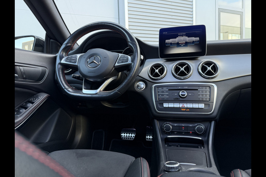 Mercedes-Benz CLA-Klasse Shooting Brake 180 Business Solution AMG Night Upgrade | Origineel NL | Panoramadak | Stoelverwarming | Sfeerverlichting
