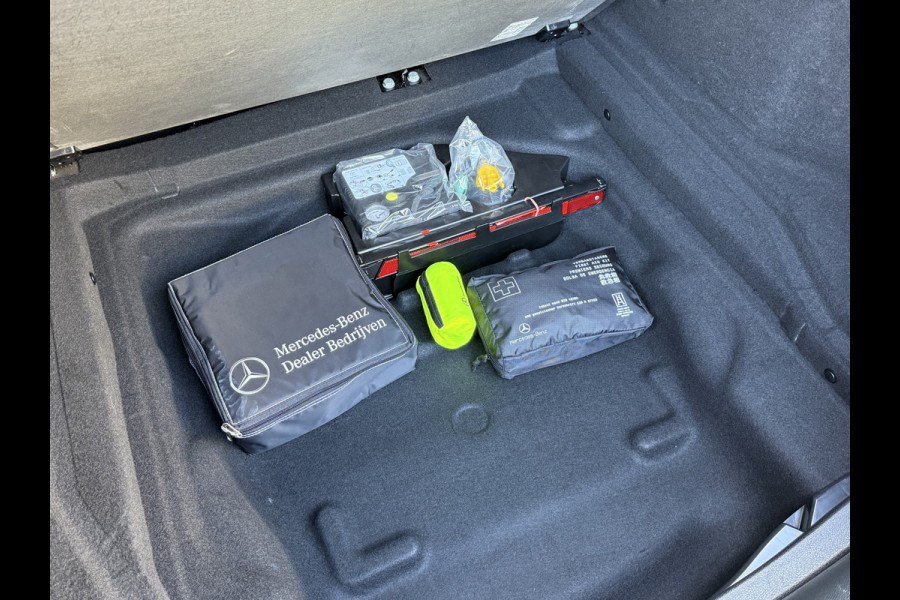 Mercedes-Benz CLA-Klasse Shooting Brake 180 Business Solution AMG Night Upgrade | Origineel NL | Panoramadak | Stoelverwarming | Sfeerverlichting