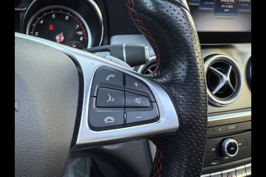 Mercedes-Benz CLA-Klasse Shooting Brake 180 Business Solution AMG Night Upgrade | Origineel NL | Panoramadak | Stoelverwarming | Sfeerverlichting