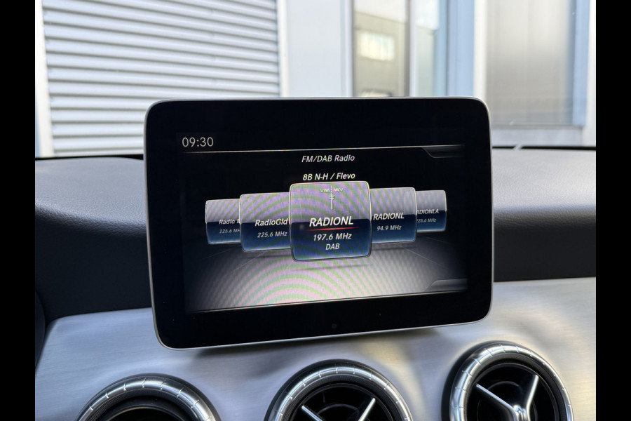 Mercedes-Benz CLA-Klasse Shooting Brake 180 Business Solution AMG Night Upgrade | Origineel NL | Panoramadak | Stoelverwarming | Sfeerverlichting