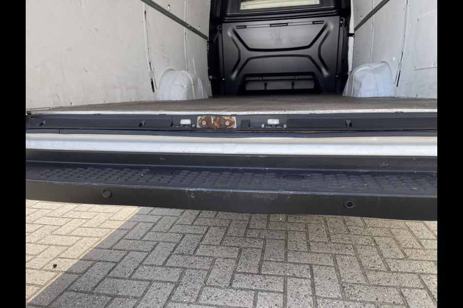 Iveco Daily 35S16V 2.3 410 L4H2 DC 7 persoons / ideaal voor motorsport camper / lease vanaf € 536 / mag 3500 kg trekken / climate control / euro 6 diesel / 270 graden achterdeuren !