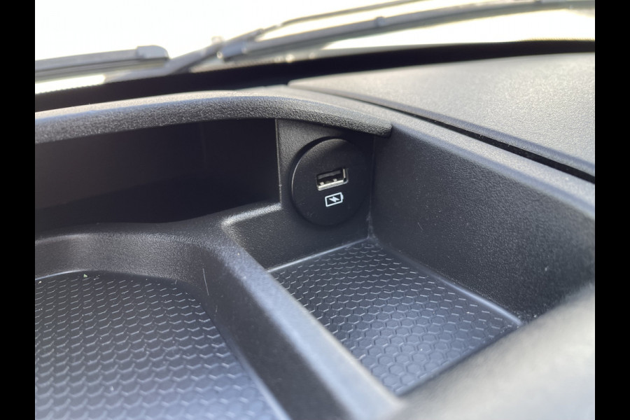 Iveco Daily 35S16V 2.3 410 L4H2 DC 7 persoons / ideaal voor motorsport camper / lease vanaf € 536 / mag 3500 kg trekken / climate control / euro 6 diesel / 270 graden achterdeuren !