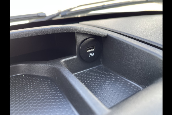 Iveco Daily 35S16V 2.3 410 L4H2 DC 7 persoons / ideaal voor motorsport camper / lease vanaf € 536 / mag 3500 kg trekken / climate control / euro 6 diesel / 270 graden achterdeuren !