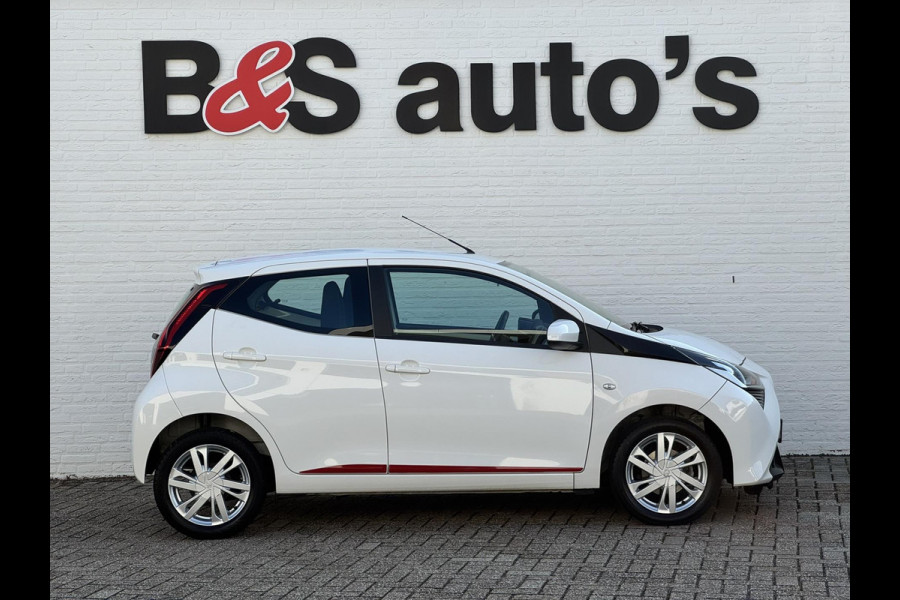 Toyota Aygo 1.0 VVT-i x-play Airco Achteruitrijcamera Apple Carplay / Android Auto Elektrisch bedienbare ramen