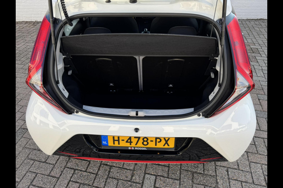 Toyota Aygo 1.0 VVT-i x-play Airco Achteruitrijcamera Apple Carplay / Android Auto Elektrisch bedienbare ramen
