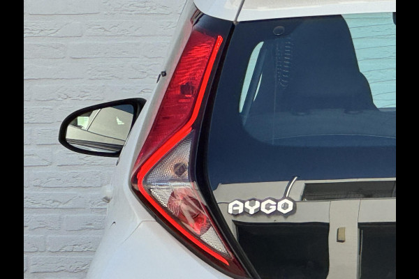 Toyota Aygo 1.0 VVT-i x-play Airco Achteruitrijcamera Apple Carplay / Android Auto Elektrisch bedienbare ramen