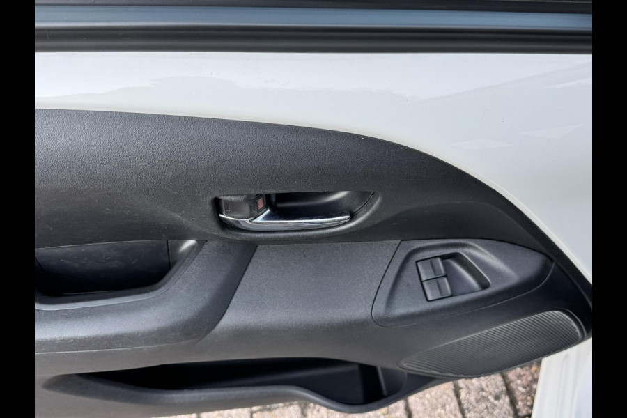 Toyota Aygo 1.0 VVT-i x-play Airco Achteruitrijcamera Apple Carplay / Android Auto Elektrisch bedienbare ramen