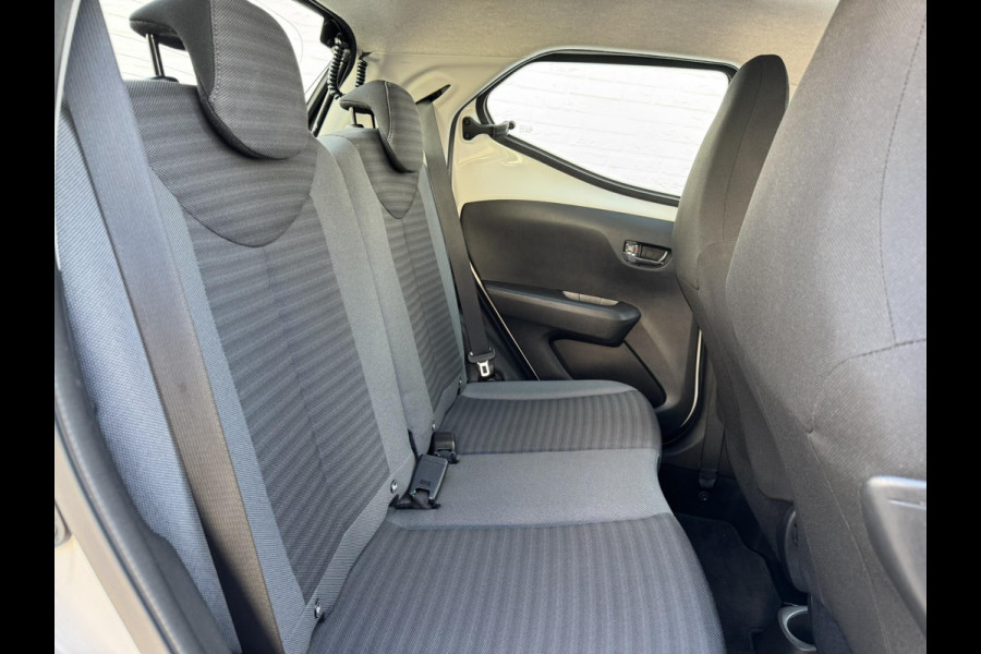 Toyota Aygo 1.0 VVT-i x-play Airco Achteruitrijcamera Apple Carplay / Android Auto Elektrisch bedienbare ramen