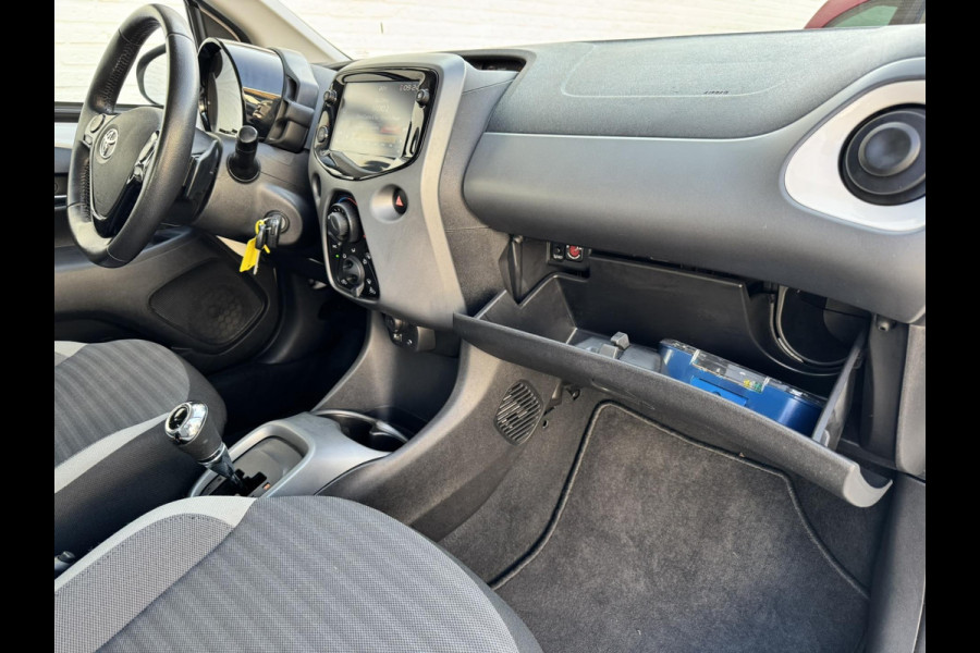 Toyota Aygo 1.0 VVT-i x-play Airco Achteruitrijcamera Apple Carplay / Android Auto Elektrisch bedienbare ramen
