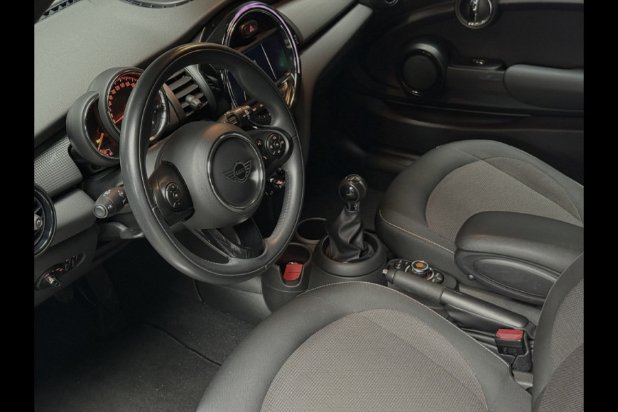 MINI Cooper 1.5 136 pk Led/pdc/17 inch/stoelverwarming/apple carplay/all wheater banden