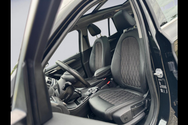 BMW X1 SDrive20i 192 pk High Executive, panoramadak, trekhaak, 1/2 lederen sportinterieur