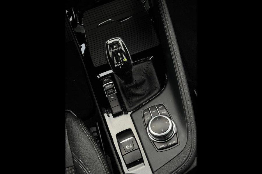BMW X1 SDrive20i 192 pk High Executive, panoramadak, trekhaak, 1/2 lederen sportinterieur
