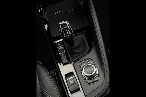 BMW X1 SDrive20i 192 pk High Executive, panoramadak, trekhaak, 1/2 lederen sportinterieur