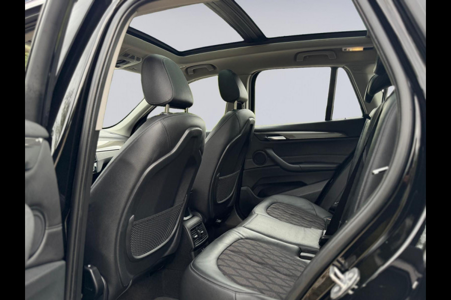 BMW X1 SDrive20i 192 pk High Executive, panoramadak, trekhaak, 1/2 lederen sportinterieur