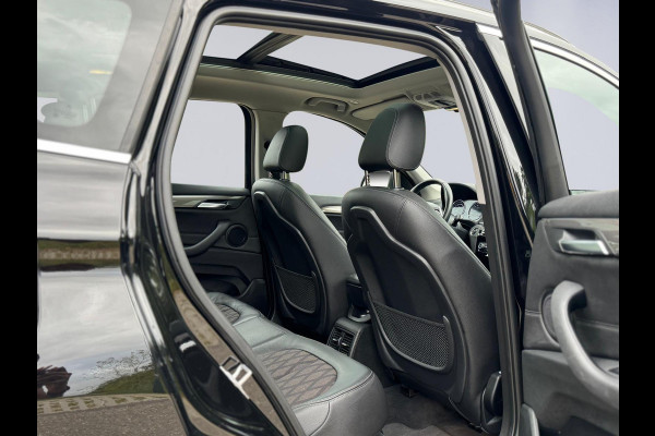 BMW X1 SDrive20i 192 pk High Executive, panoramadak, trekhaak, 1/2 lederen sportinterieur