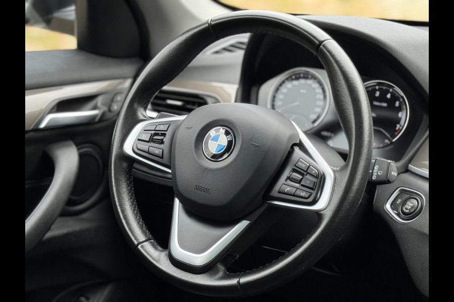 BMW X1 SDrive20i 192 pk High Executive, panoramadak, trekhaak, 1/2 lederen sportinterieur