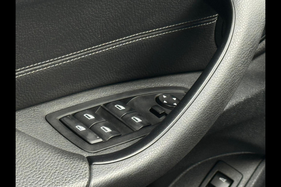 BMW X1 SDrive20i 192 pk High Executive, panoramadak, trekhaak, 1/2 lederen sportinterieur